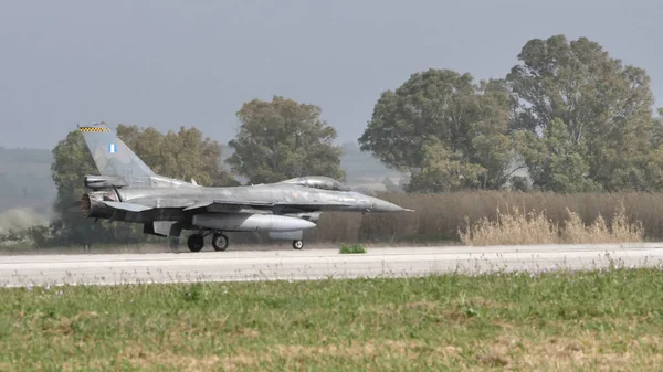 Militair vliegtuig van NAVO-strijdkrachten op de startbaan — Stockfoto