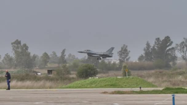 Ataque estadounidense avión militar aterrizando en el aeropuerto en un mal tiempo gris día — Vídeo de stock