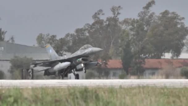 Avion militaire armé atterrissant à grande vitesse après une mission d'entraînement à la guerre — Video