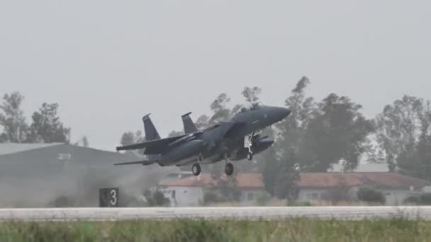 McDonnell Douglas F-15E Strike Eagle Décollage d'un avion de chasse multirôle américain — Video