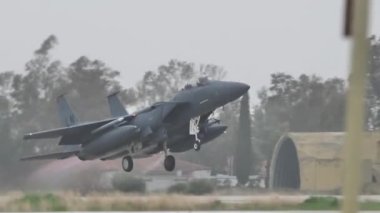 USAF 'ın ağır bombardıman uçağı gri ve kötü havada havalandı.