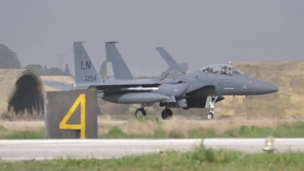 Aereo da combattimento atterra con freno ad aria dorsale aperto dopo l'esercitazione NATO — Video Stock