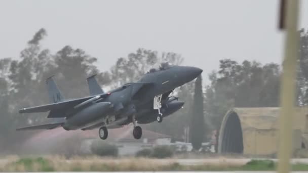 Heavy strike bomber jet plane of USAF take off in grey bad weather sky — ストック動画