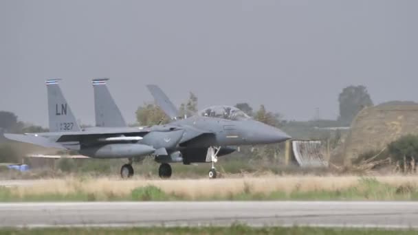 Militair vliegtuig landt met enorme dorsale luchtrem geopend — Stockvideo