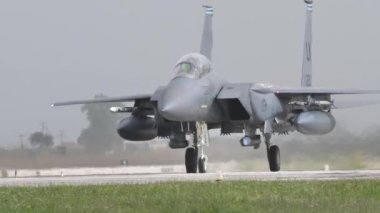 Amerikan bombacı taksisi pistte. Bu uçaklar her havada savaşabilir..