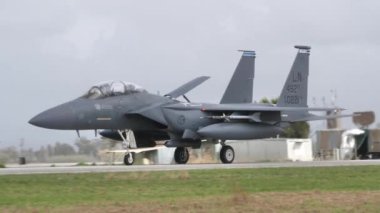 Amerikan modern süpersonik bombardıman uçağı pistte taksicilik yapıyor.
