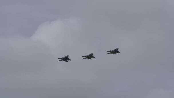 Formatie breekt voor de landing van vier militaire straalvliegtuigen van de NAVO — Stockvideo