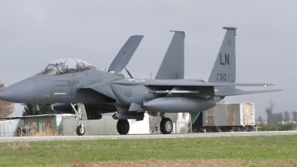 Primer plano de seguimiento de rodaje de un avión militar de la USAF rodaje — Vídeos de Stock