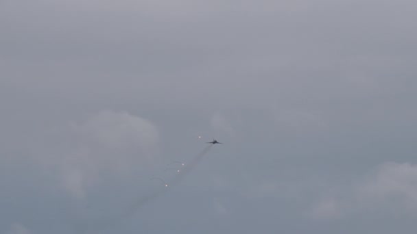 Warsaw Pact military plane in flight at high speed in cloudy sky — Stock videók