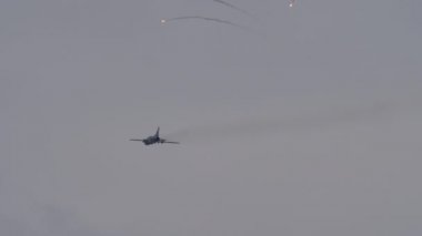 Kötü hava bulutlu ve yağmurlu günde avcı uçağı uçuyor.