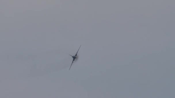 Sukhoi Su-22 Bombardiere Fitter aereo da caccia dell'Aeronautica Militare Polacca in volo — Video Stock