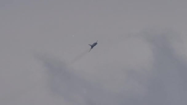 Starý ruský letectvo vojenské tryskové letadlo v letu na šedé obloze uvolňující světlice — Stock video