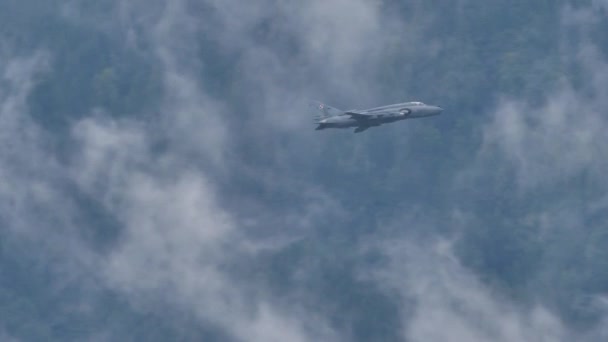 Ročník stíhací tryskáč bojové letadlo Varšavské smlouvy v letu na zamračené obloze — Stock video