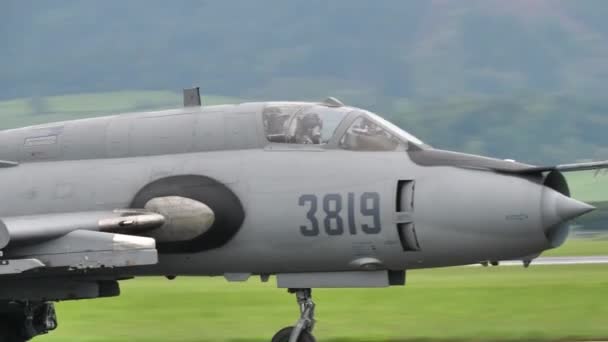 Metal šedá maskování starý Sovětský svaz vojenský letoun pojíždění — Stock video