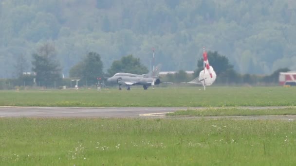 Stíhací letoun uvolní po přistání brzdový padák na letištní dráze — Stock video