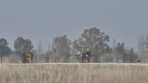 洛克希德 · 马丁F-16与希腊武装部队的猎鹰战斗着陆 — 图库视频影像