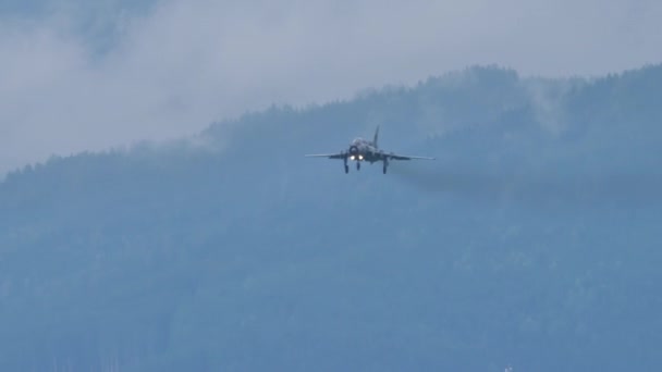 Military fighter jet airplane lands in wet runway with opened breaking parachute — Stock videók