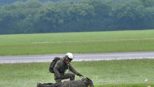 Retter hakt Verletzte auf Trage an Seilwinde ein und wird gezogen — Stockvideo