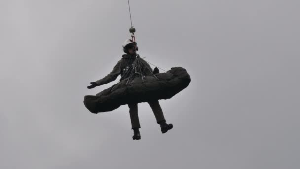 直升机上用绞车吊起担架上有伤员的扶手 — 图库视频影像
