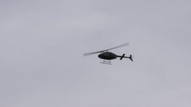 Gözlem için askeri helikopter ve uçuş sırasında doğrudan ateş desteği.