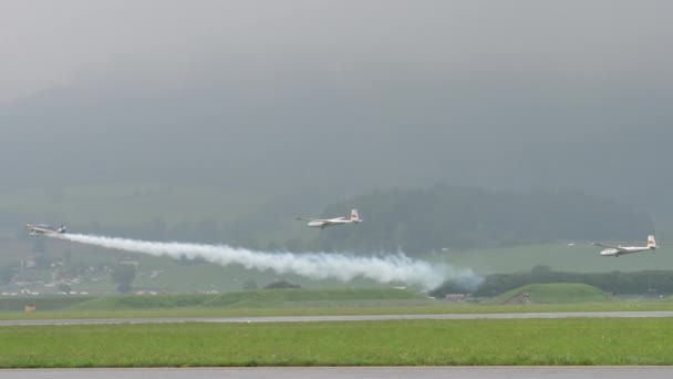 Rzadkie sporty ekstremalne 4k wideo z dwóch szybowców holowanych przez jeden samolot z dymem — Wideo stockowe