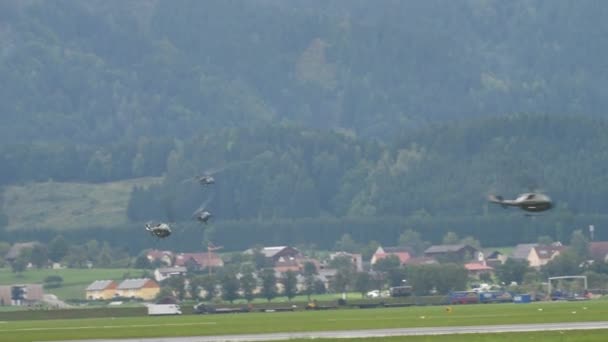 Elicotteri militari in mimetico verde camuffamento dell'Esercito in volo — Video Stock