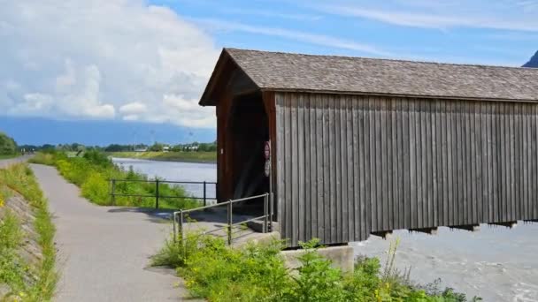 Vaduz木制屋顶桥莱茵河上的旧桥入口和内部 — 图库视频影像