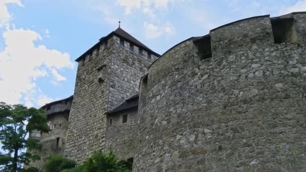 Gamla slottet Vaduz - ett landmärke i Liechtenstein nära Schweiz — Stockvideo