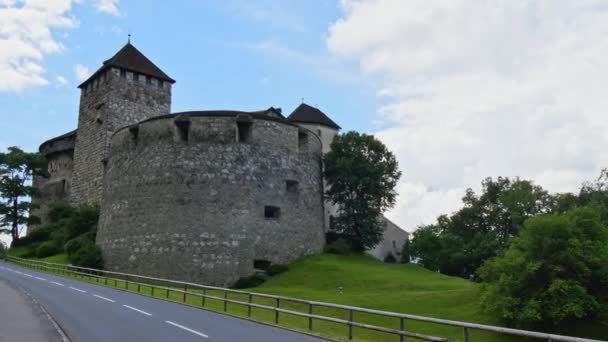 在通往列支敦士登首都瓦杜兹城堡的路上行驶的汽车 — 图库视频影像