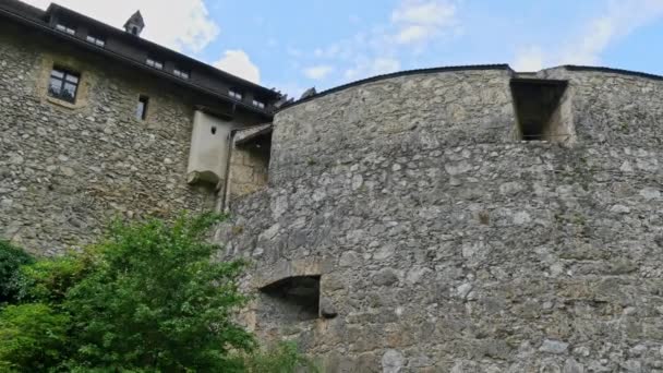 Castelo de Vaduz - Um castelo construído em pedra que abriga a realeza de Liechtenstein — Vídeo de Stock