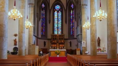St. Florin 'in Vaduz Katedrali. Ahşap banklar, mumlar, avizeler. 