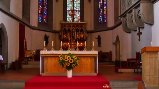 Vaduz Cathedral of St. Florin in Liechtenstein interior with candles and flowers — Vídeo de stock