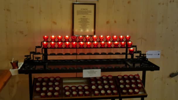 Catedral de Vaduz o Catedral de San Florín interior con velas en el altar — Vídeo de stock