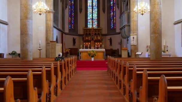 列支敦士登圣弗罗林瓦杜兹大教堂一位老妇人坐在长椅上 — 图库视频影像