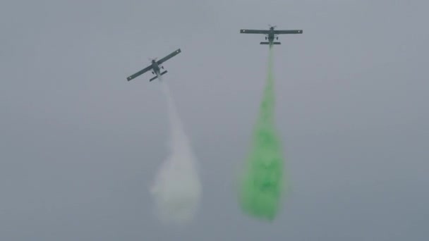 Twee vliegtuigen in vlucht stralen witte en groene paden uit, kleuren van de vlag van Stiermarken — Stockvideo