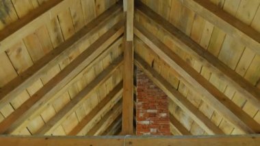 Nikola Tesla Anıt Merkezi İçi ahşap çatı ve kırmızı tuğladan sütun