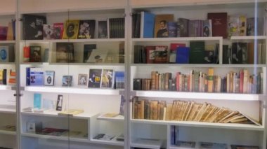 Kitaplar Nikola Tesla Anma Merkezi ve Smiljan Hırvatistan 'daki Müzede sergilendi