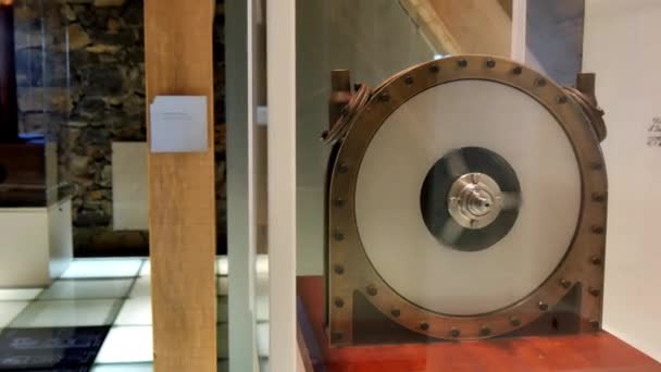 Tesla turbine at the Nikola Tesla Memorial - Bladeless centripetal flow turbine — Stockvideo