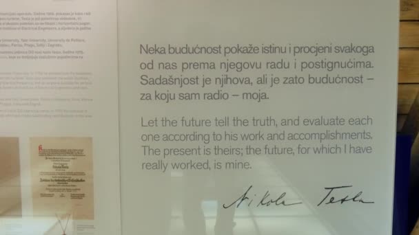 Various belongings devices and documents at the Nikola Tesla Memorial Center — Vídeo de stock