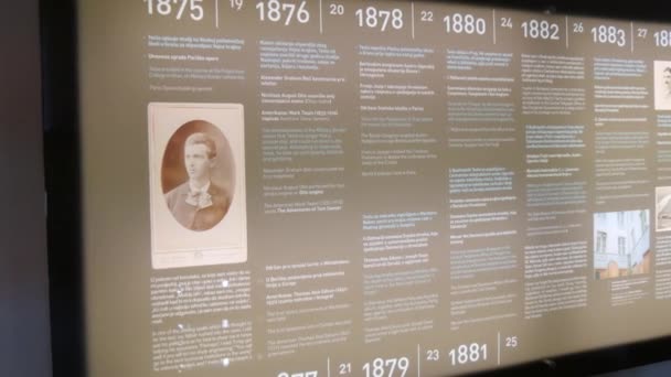 Tesla ζωή παρουσιάζεται στο σπίτι Γέννησης με τα χρόνια που αναφέρονται και εικόνα — Αρχείο Βίντεο