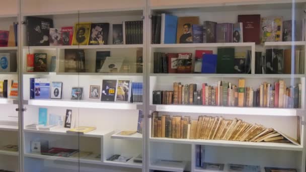 Knihy vystavené v Památníku Nikoly Tesly a Muzeu v Smiljan Chorvatsko — Stock video