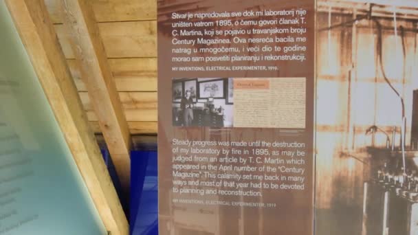 Tesla 'nın icatlarının kopyalarını sergilemek üzere Nikola Tesla doğum evi ve Müzesi — Stok video