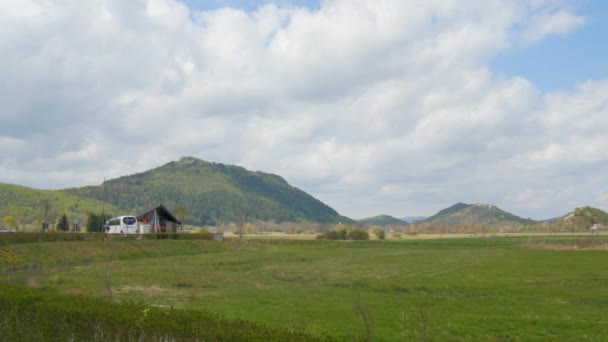 Rumah kelahiran Tesla Wilayah Lika dengan Desa Smiljan Ostra puncak gunung Velebit — Stok Video