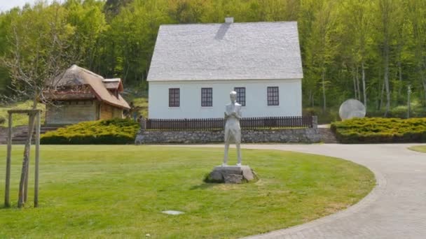 Tesla birthplace in Smiljan and the Orthodox Church where his father served — Stockvideo