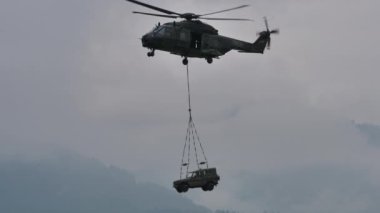Barycentric kancasında tüm arazi araçlarıyla askeri helikopter uçuyor.