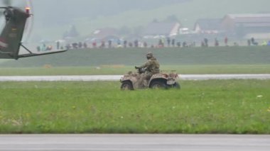 Ordu nakliye helikopterine yakın askeri araçları olan askerler.