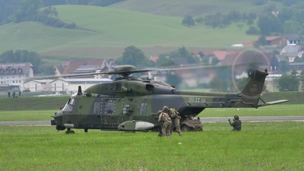 Vierwielaandrijving militaire off-road motorfiets komt uit een helikopter — Stockvideo