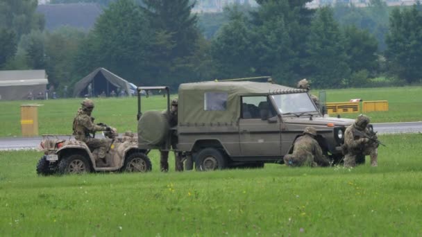 Entrenamiento de operaciones especiales OTAN con un vehículo utilitario ligero LUV una bici cuádruple — Vídeo de stock