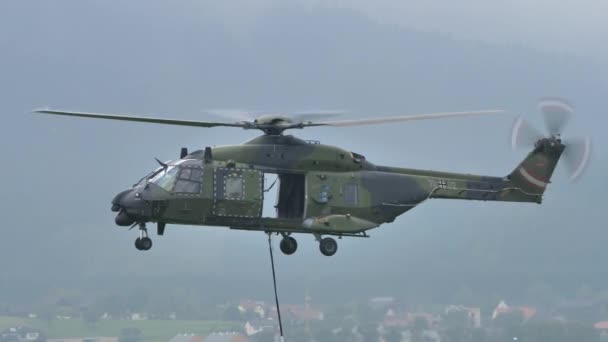 Helicóptero militar desce para desprender a carga pendurada no gancho baricêntrico — Vídeo de Stock