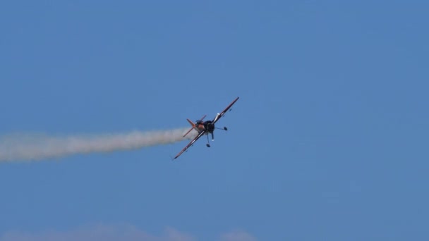 Single Sukhui su-31 plane perform sequence of spins in clear blue day — Αρχείο Βίντεο
